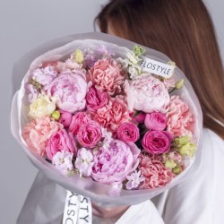 yarkij buket s pionami i kustovoj rozoj 243